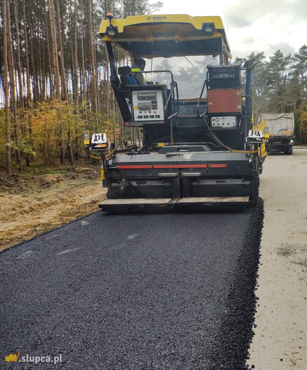 Kładą asfalt na odcinku Powidz-Niezgoda