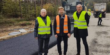 Kładą asfalt na odcinku Powidz-Niezgoda