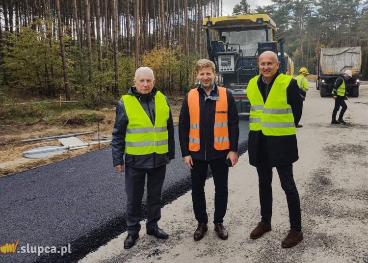 Kładą asfalt na odcinku Powidz-Niezgoda