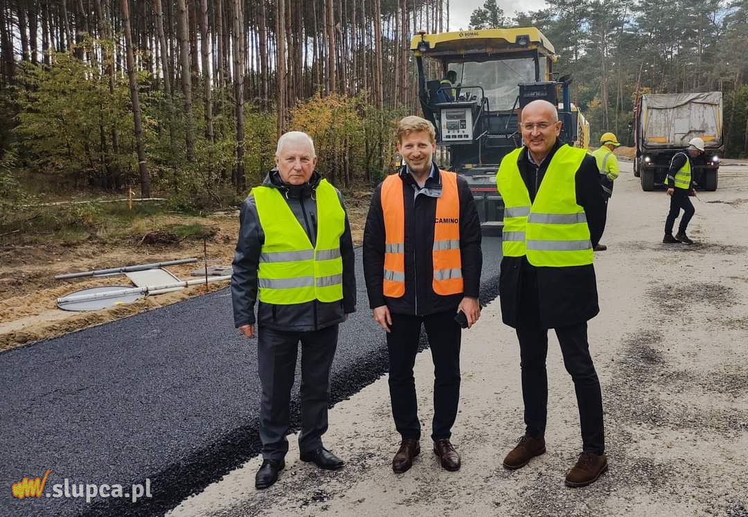 Kładą asfalt na odcinku Powidz-Niezgoda