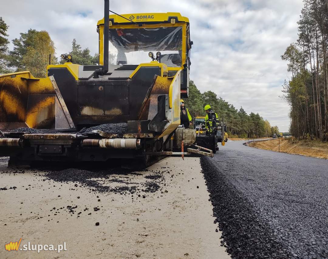 Kładą asfalt na odcinku Powidz-Niezgoda