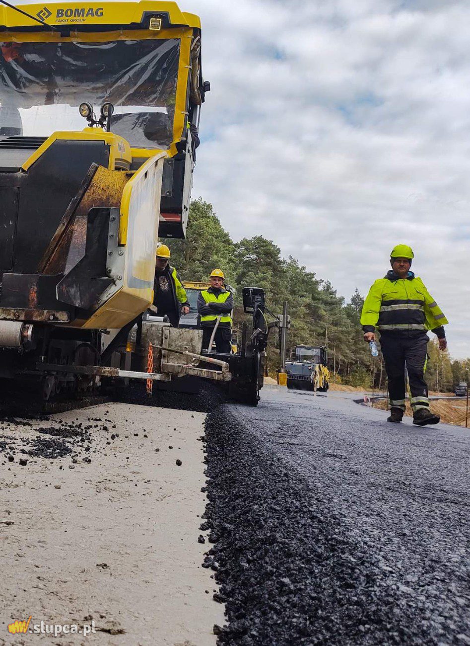 Kładą asfalt na odcinku Powidz-Niezgoda