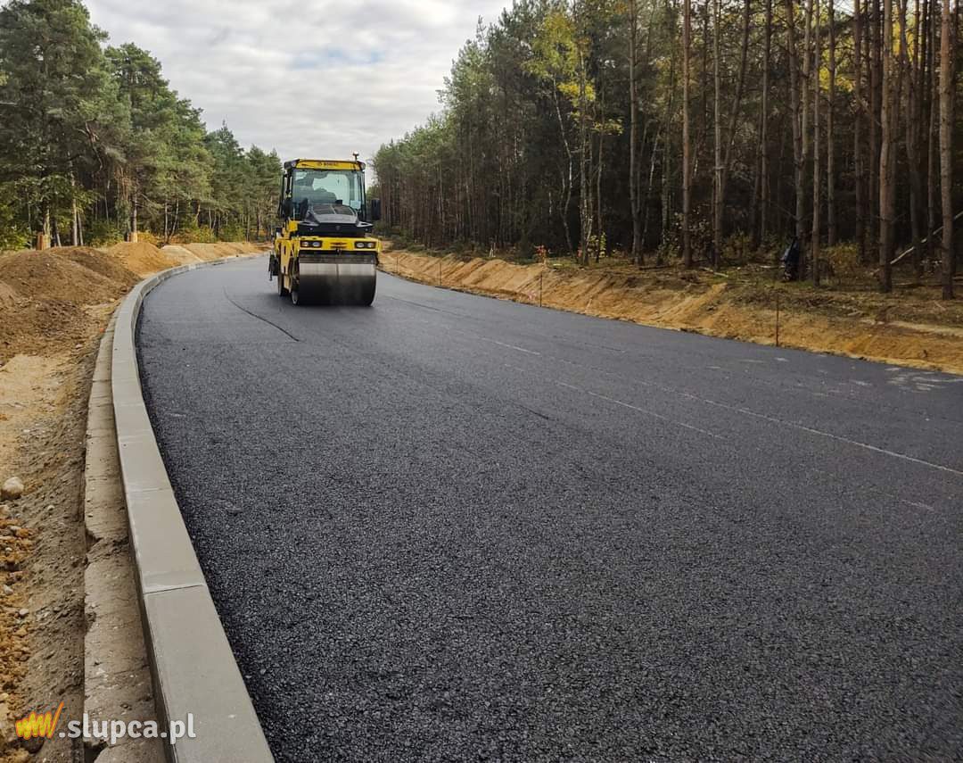 Kładą asfalt na odcinku Powidz-Niezgoda