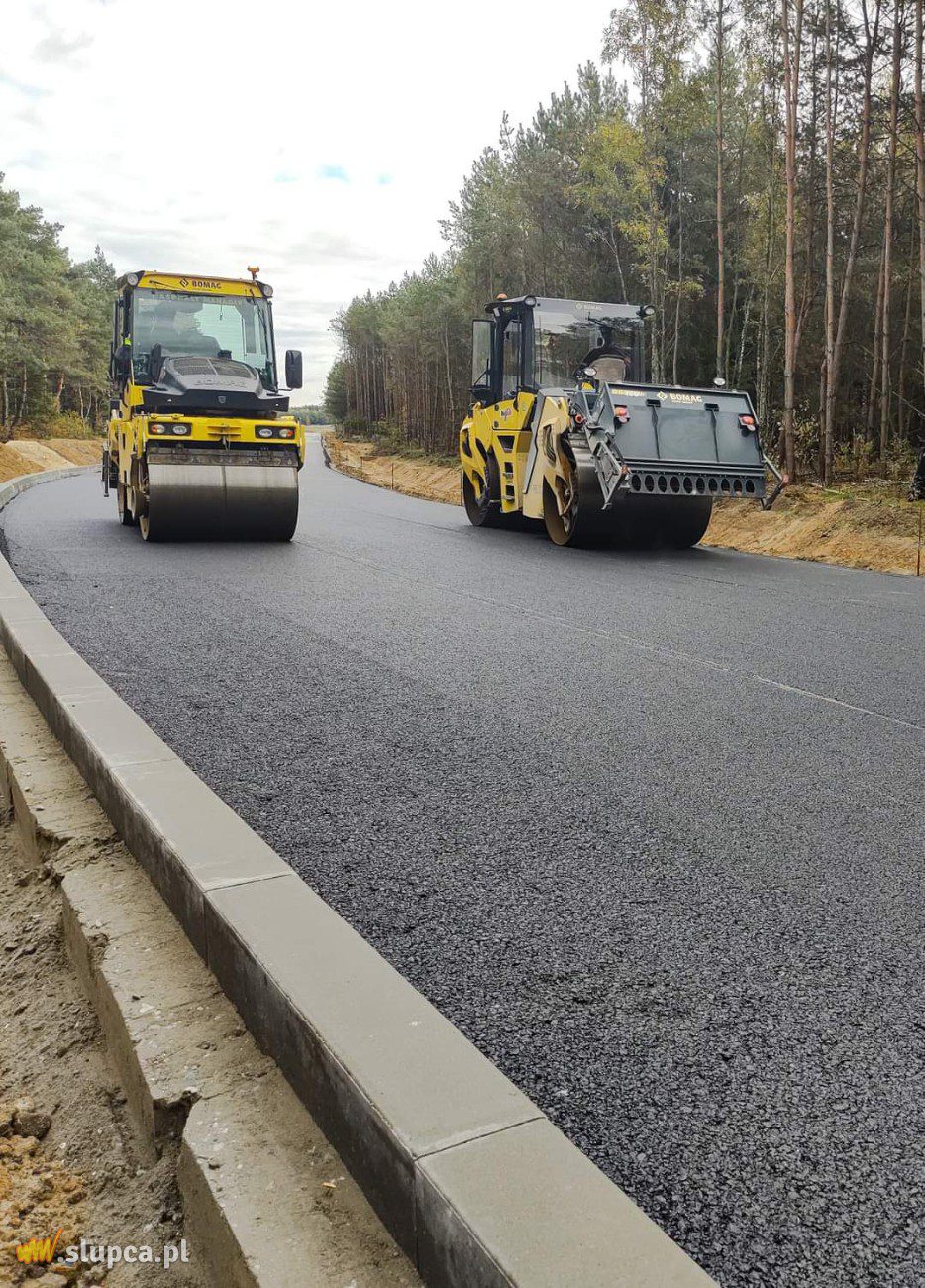 Kładą asfalt na odcinku Powidz-Niezgoda