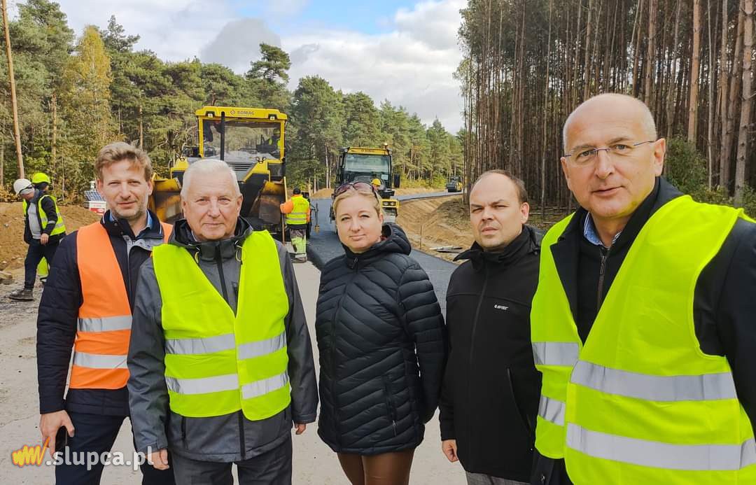 Kładą asfalt na odcinku Powidz-Niezgoda
