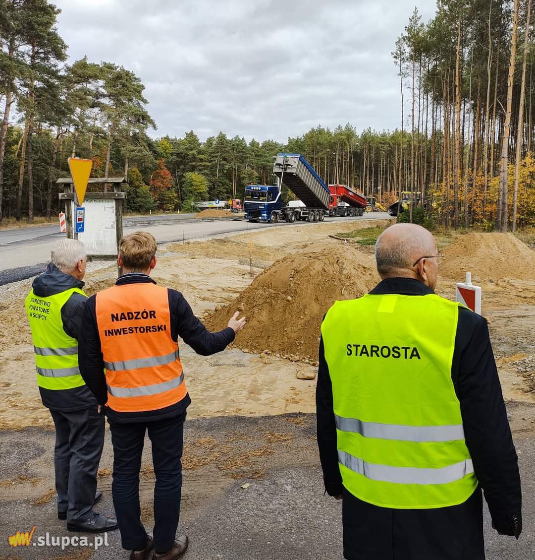 Kładą asfalt na odcinku Powidz-Niezgoda