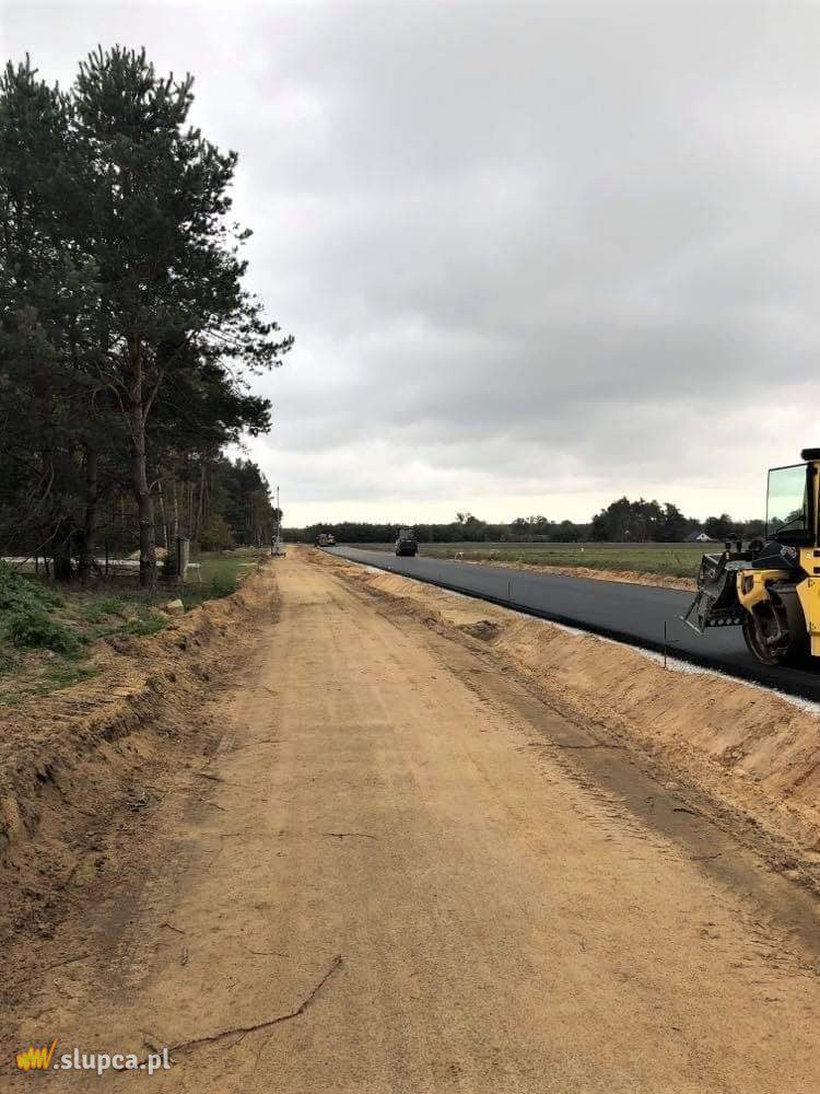 Kładą asfalt na odcinku Powidz-Niezgoda