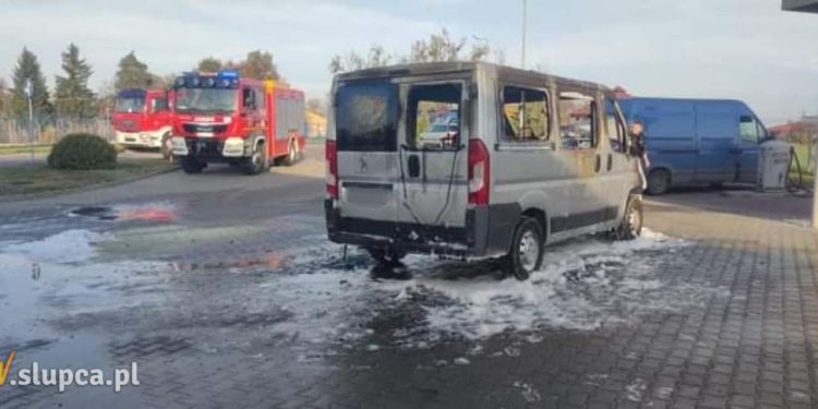 Pożar auta na stacji benzynowej