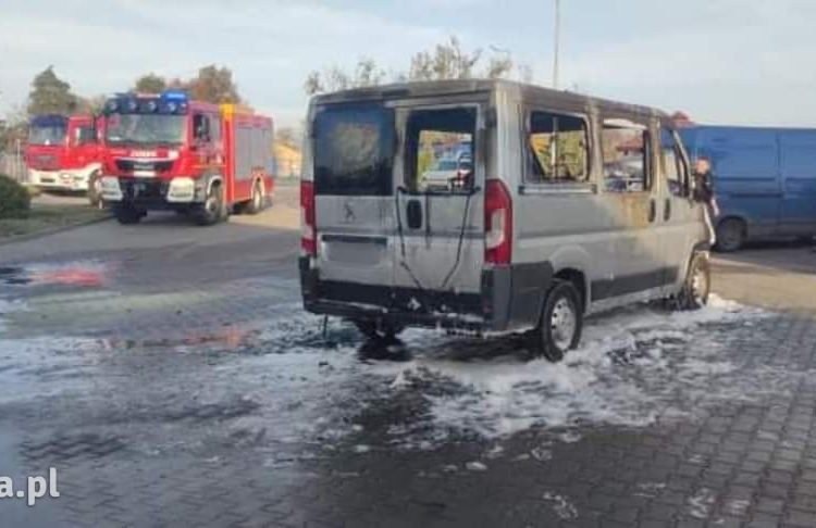 Pożar auta na stacji benzynowej