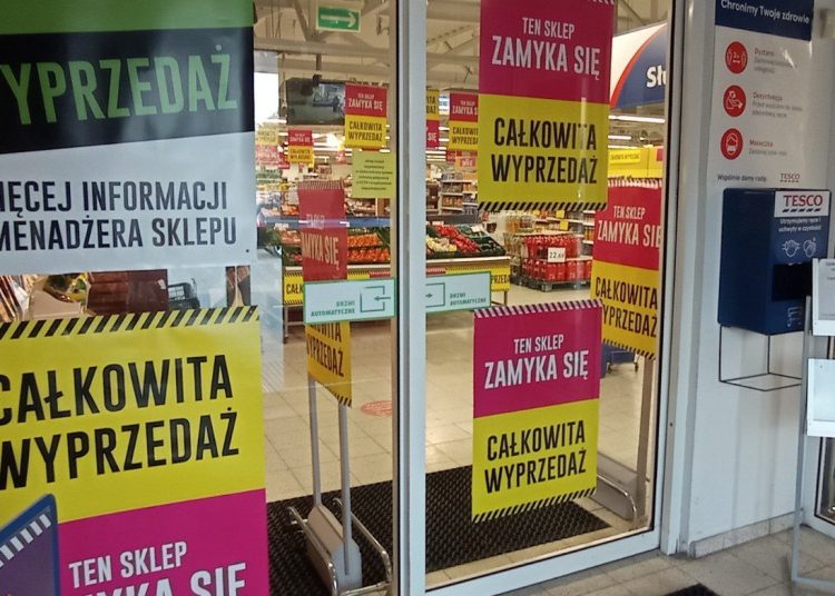 Tesco znika ze Słupcy. Trwa wyprzedaż