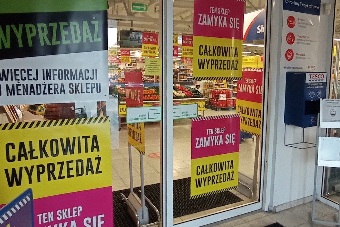 Tesco znika ze Słupcy. Trwa wyprzedaż