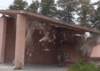 Runął jak domek z kart. Zobacz nagranie