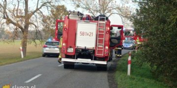 Wypadek w Brudzewie. Auto wpadło do rowu