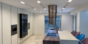 Szara kuchnia – pomysł na stylową i modną aranżację