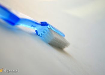 Jak czyścić język? Wybór szczoteczki do języka