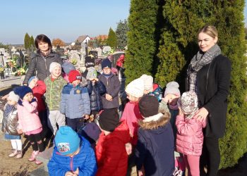 Dzieci z Przedszkola w Młodojewie pamiętają o zmarłych