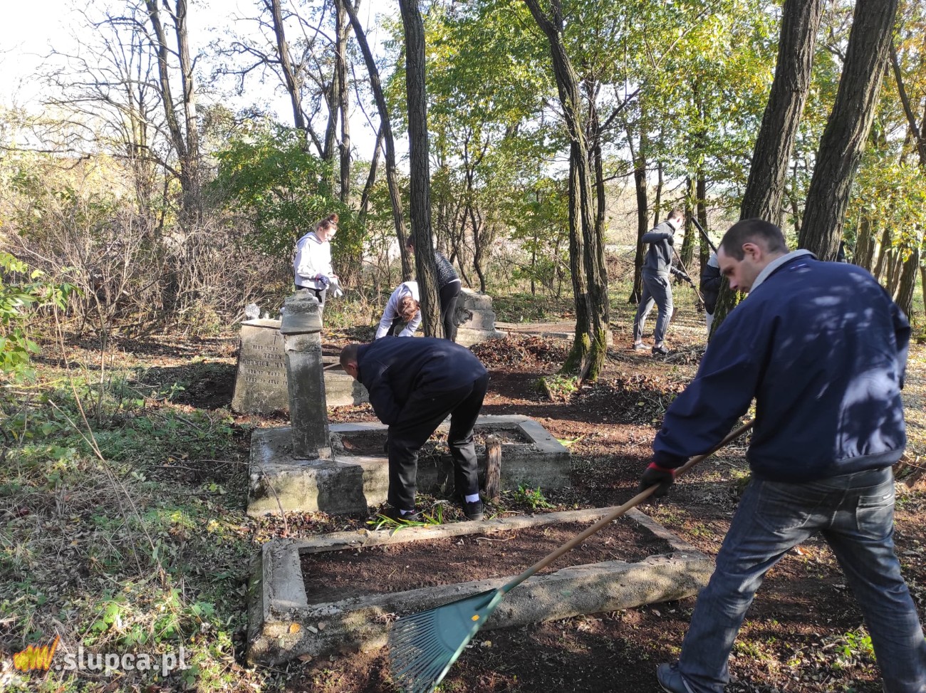 Posprzątali cmentarze w Brzozogaju, Dołach i Kierzu