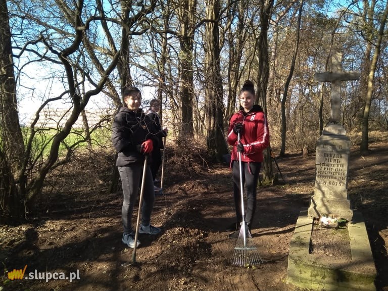 Posprzątali cmentarze w Brzozogaju, Dołach i Kierzu