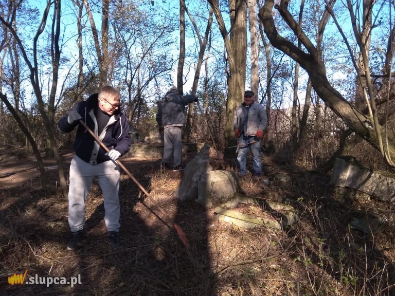 Posprzątali cmentarze w Brzozogaju, Dołach i Kierzu
