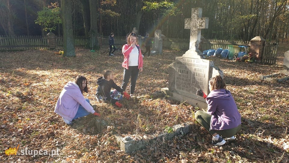 Posprzątali cmentarze w Brzozogaju, Dołach i Kierzu