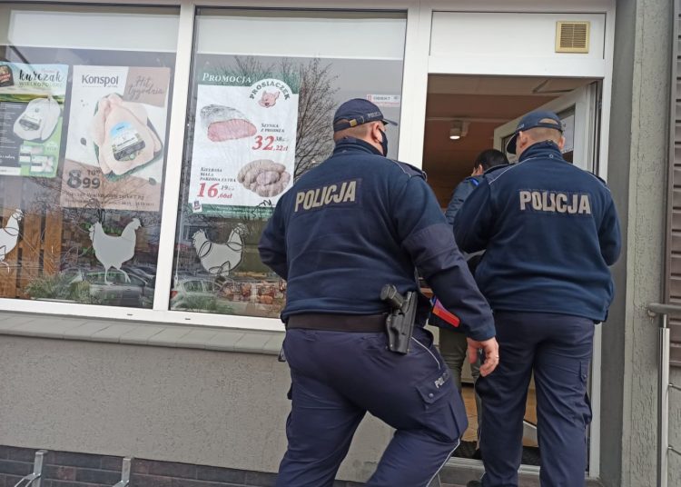 Policja i sanepid kontrolują słupeckie sklepy
