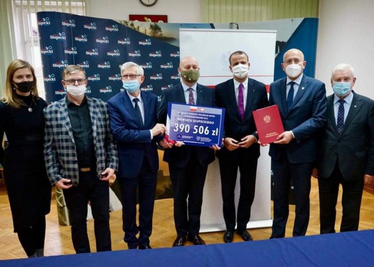 Kolejne środki dla powiatu i otwarcie nowej drogi