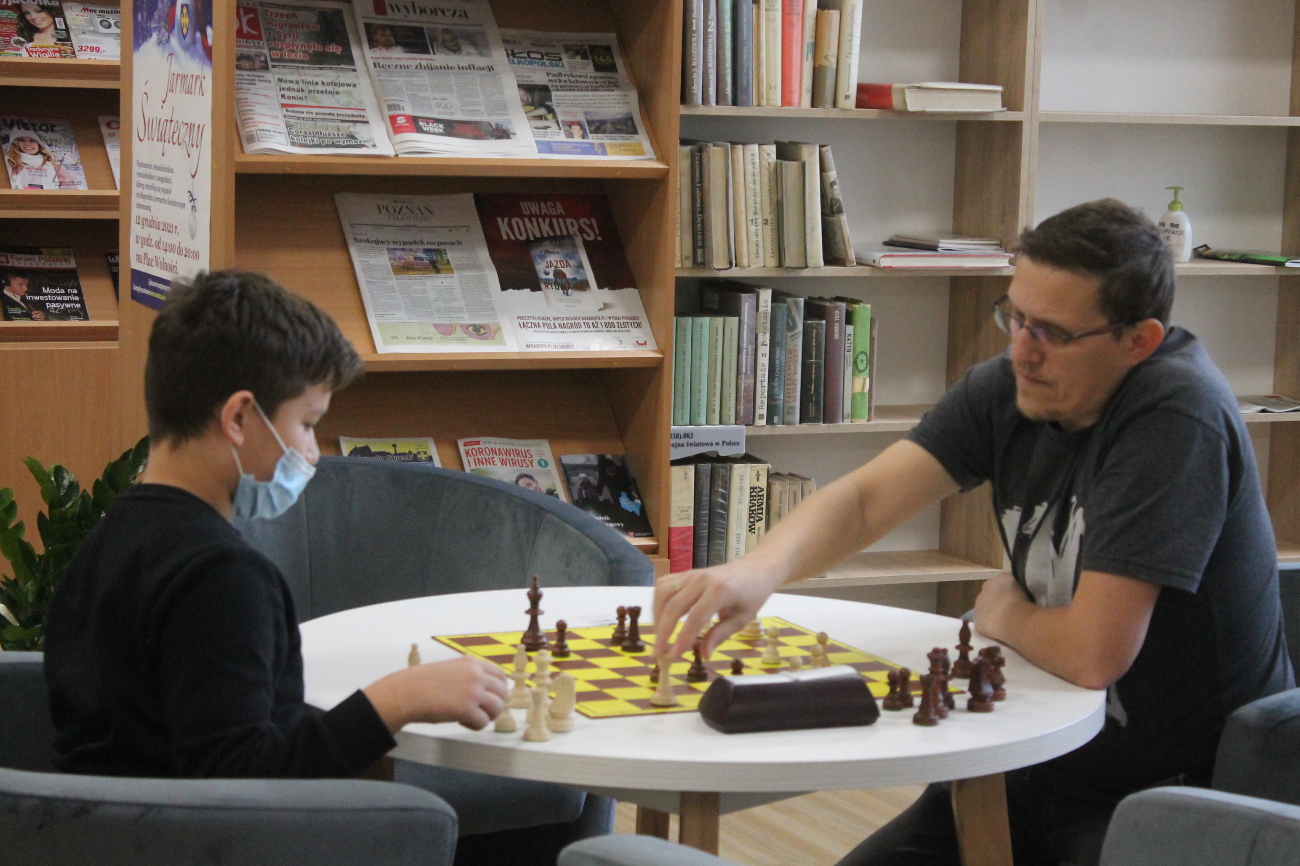 Krystian Gabriel z pucharem burmistrza