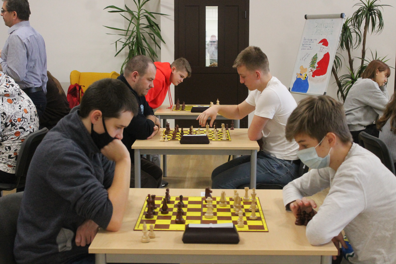 Krystian Gabriel z pucharem burmistrza