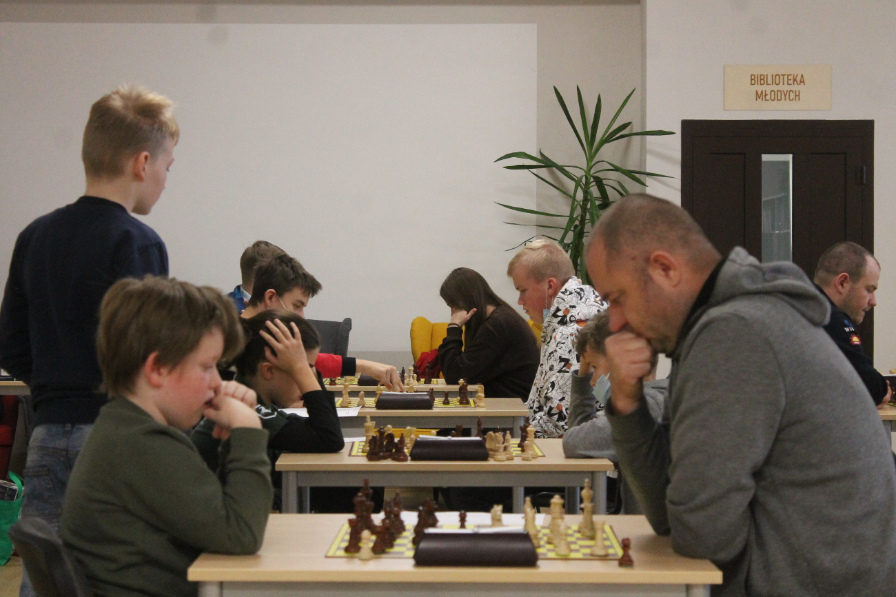 Krystian Gabriel z pucharem burmistrza