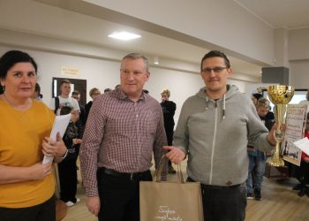 Krystian Gabriel z pucharem burmistrza