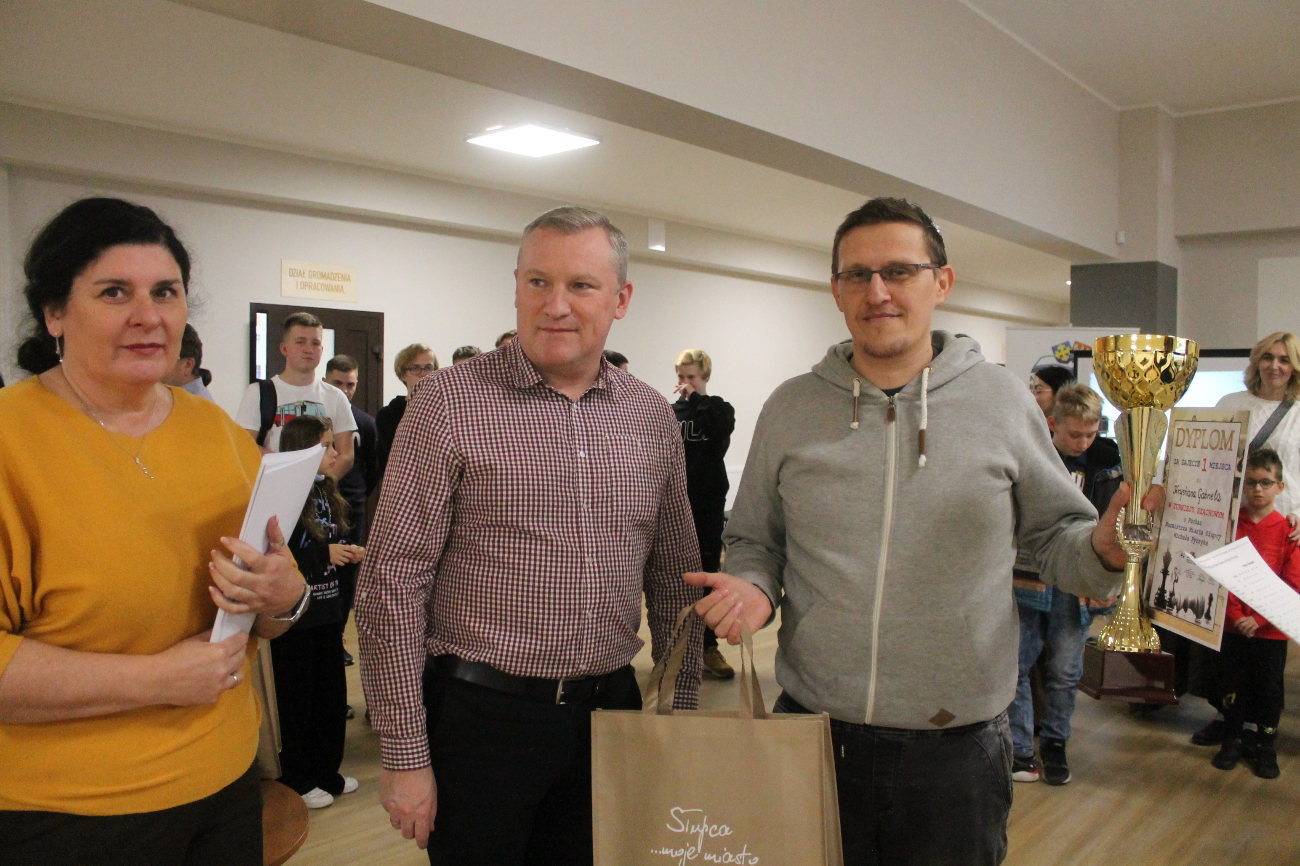 Krystian Gabriel z pucharem burmistrza