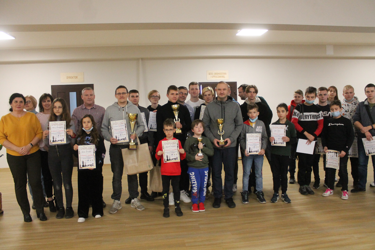 Krystian Gabriel z pucharem burmistrza