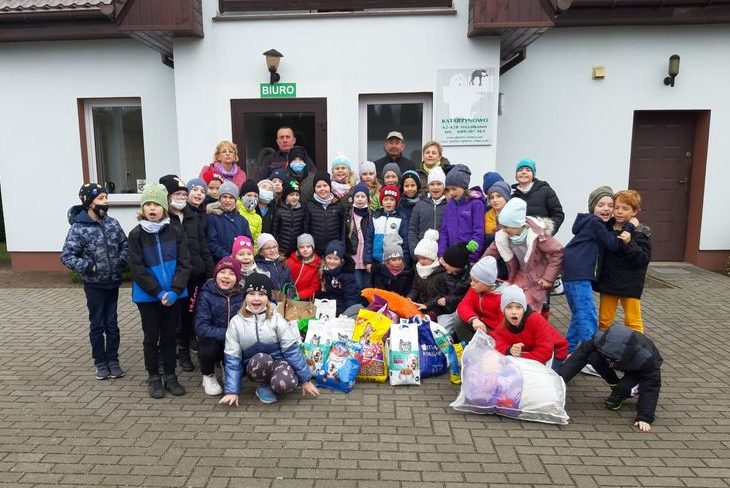Dzieci z wizytą w schronisku
