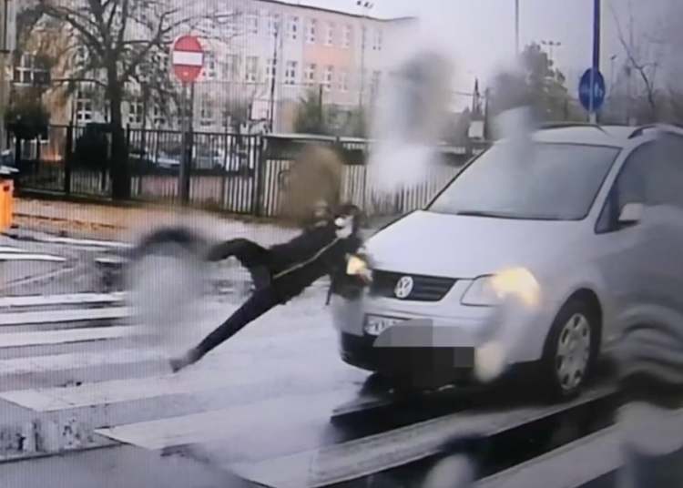 Policjanci szukają potrąconej dziewczynki