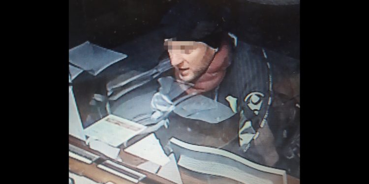 Wybił kilka szyb. Policjanci go rozpoznali