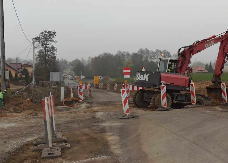 Będą wylewać asfalt w Giewartowie. „Prosimy o rozwagę”