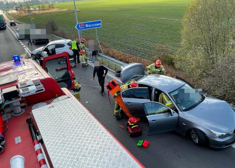 Wypadek na wiadukcie. Zderzyły się dwa auta
