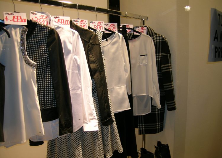 Bank damskich ubrań w powidzkim Domu Kultury