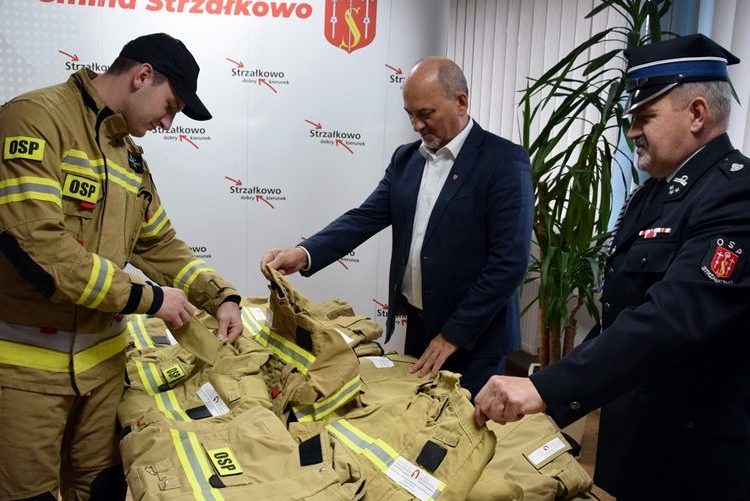 Strażacy dostali nowe mundury