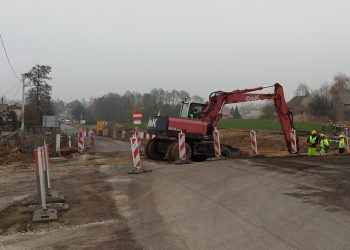Giewartów zamknięty. W obie strony objazdem przez Mieczownicę
