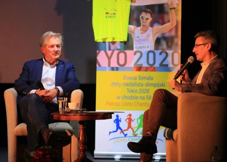 „Maratończyk z korbką na ośmiu kontynentach”