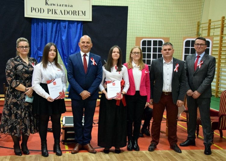 Wólka: Dwie uczennice ze stypendium