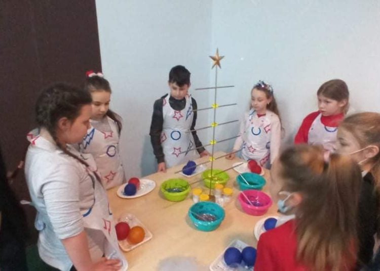 Drążna w fabryce bombek