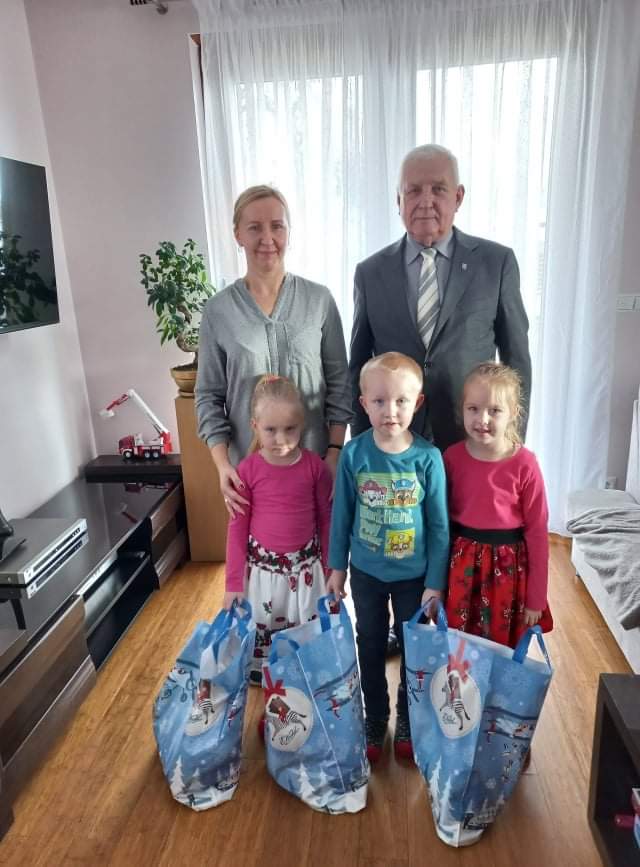 Dzieci dostały paczki od starostwa
