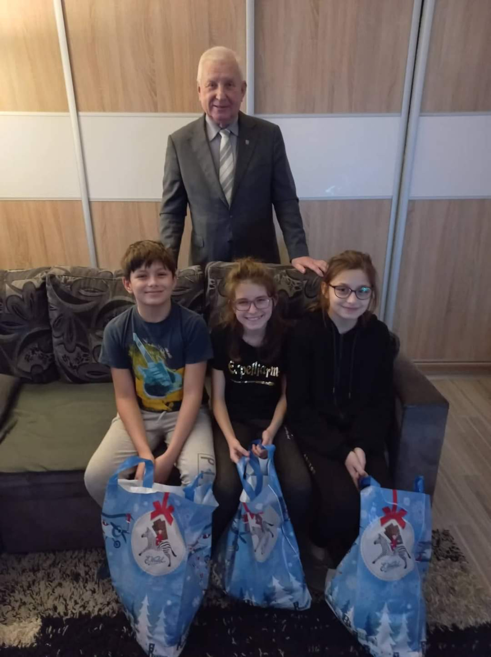 Dzieci dostały paczki od starostwa