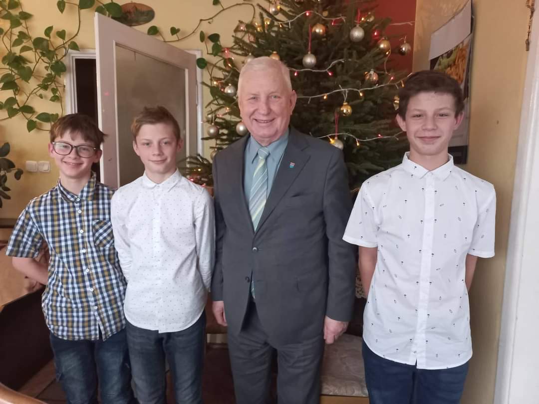 Dzieci dostały paczki od starostwa