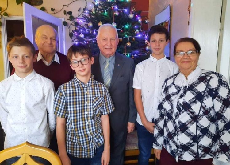 Dzieci dostały paczki od starostwa