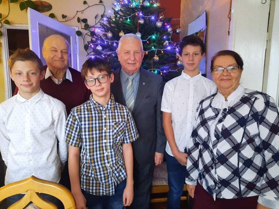 Dzieci dostały paczki od starostwa