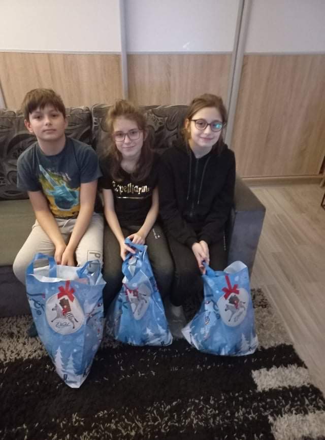 Dzieci dostały paczki od starostwa