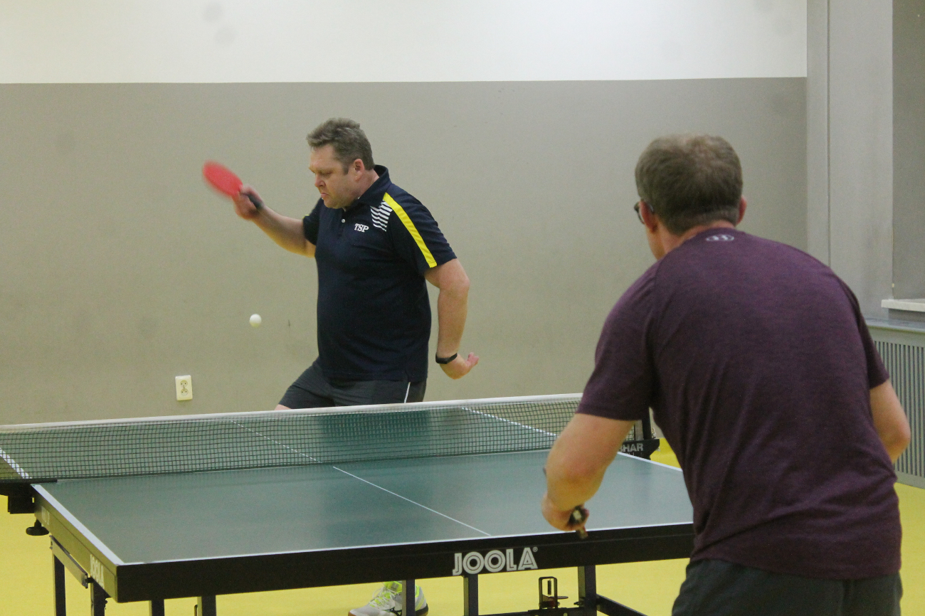 Mikołaj przy tenisowym stole